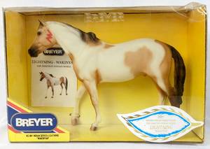 lot 15 image: 2 Vintage Breyer Horses 991 Indian Series Collectors Edition - Lightning Wakinyan & 719 Pilgrim the Horse Whisperer