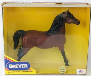 lot 17 image: 2 Vintage Breyer Horses 901 Lippitt Pegasus - Foundation Morgan and 933 Sundown - Proud Arabian Stallion