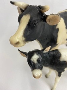 lot 27 image: Breyer #3447 Holstein Cow with Horns and Calf #341