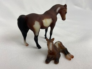 lot 29 image: Breyer Stablemates #59972 - Pinto Mare & Foal