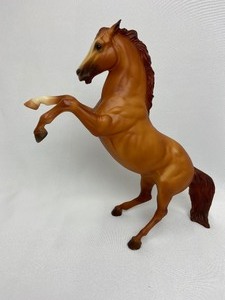 lot 43 image: Breyer 400196 Special Edition Fighting Stallion Sierra Special Run for JAH