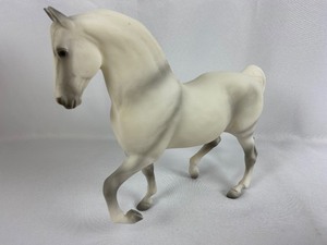 lot 52 image: Vintage Breyer Horses #475 - Pluto the Lippizaner & #242 - Leather Stoneleigh Dressage Saddle and Saddle Pad