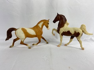 lot 54 image: Breyer Sr. Special Run 1997 - JCP Sundance Pinto Misty Twilight & Chestnut Pinto Five Gaiter - Vintage 1989