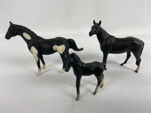 lot 58 image: Vintage Breyer Stablemates Group of 3 - Black Pinto G1 Silky Sullivan - JC 1997