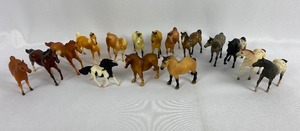 lot 60 image: Vintage Breyer Stablemates - Lot of 16 Models in Excellent Condition