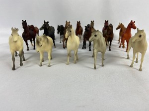 lot 61 image: Vintage Breyer Stablemates Lot of 18 Models