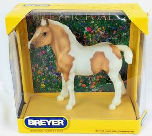 lot 22 image: Breyer 1366 Cream Soda Clydesdale Foal, and 134 Running Foal Spice