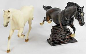 lot 36 image: Vintage Breyer Jumpers 495 Gem Twist, BlanketWraps, Box and 886 Starlight with Jump