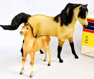 lot 39 image: Vintage Breyer 4810, 4812 and 480 Mustangs - Dawning and Progeny Gift Sets and The Messenger