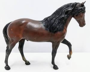 lot 67 image: Vintage Breyer 711694 Horse Salute Gift Set Morganglanz and 61 El Pastor