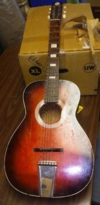 lot 334 image: Guitar, see pics for details, crack on front