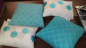 lot 343 image: NEW Teal and White Accent Pillows (4)