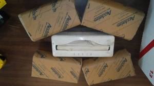 lot 370 image: Vintage Scott Paper Towel Dispenser with towels (4)
