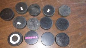 lot 415 image: Hockey Pucks (16)