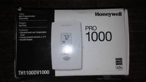 lot 425 image: Honeywell Thermostats