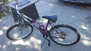lot 435 image: Magna 24 in. Adult Mountain Bike
