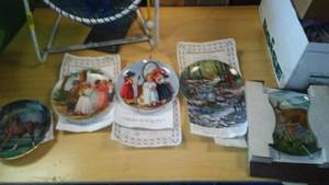 lot 477 image: Knowles Collector Plates Jeannie Downes Remember Series (5) with Covered Tote