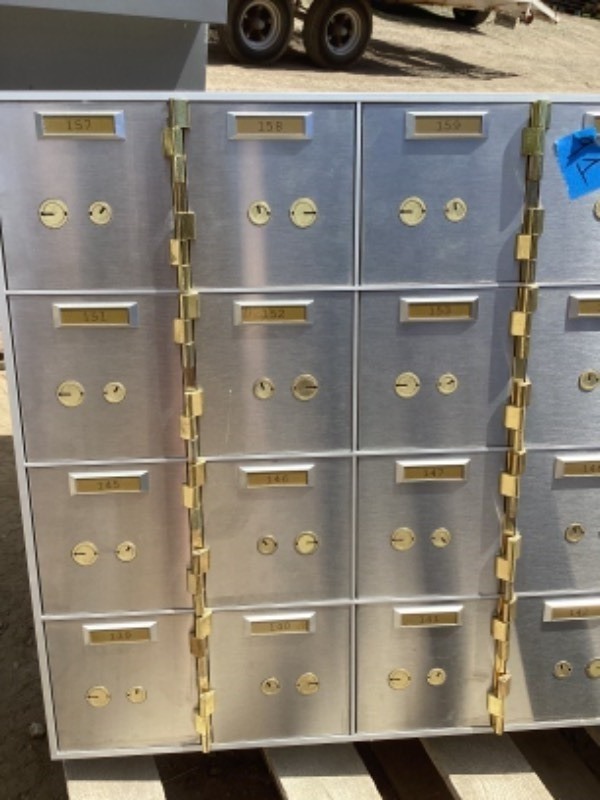 lot 91 image: Safety deposit box w24 boxes and keys