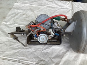 lot 17 image: 12 volt air compressor