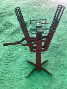 lot 84 image: Tire spreader