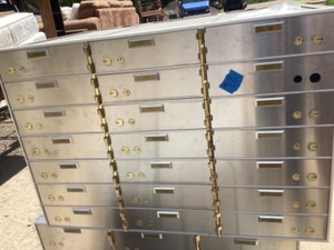 lot 92 image: Safety deposit box w21 boxes and keys
