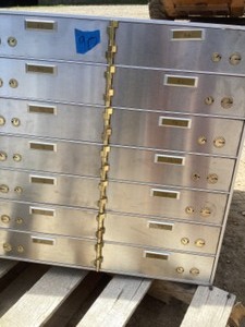 lot 90 image: Safety deposit box w21 boxes and keys