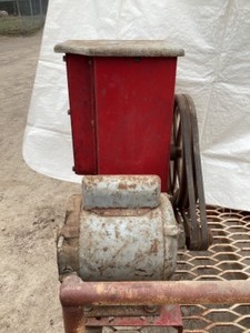 lot 28 image: Red pump