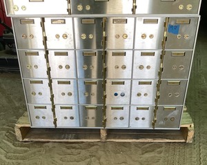 lot 93 image: Safety deposit box w24 boxes and keys