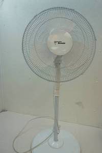 lot 72 image: Hawaiian Breeze floor fan
