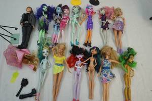 lot 78 image: barbie dolls