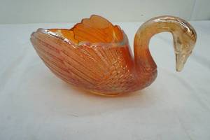 lot 90 image: vintage Imperial carnival glass swan