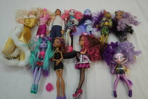 lot 91 image: barbie dolls