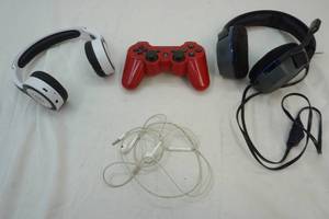 lot 92 image: Gaming headsets and Sony Dual Shock 3 controller