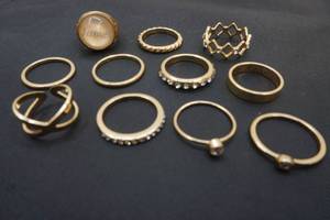 lot 99 image: jewelry