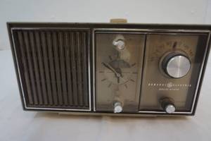 lot 42 image: vintage GE alarm clock radio