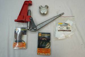 lot 59 image: Lee ammo reloader, Hoppe 9 Bure Snake rifle cleaners, double head powder horn, and new outers .243-7mm patches