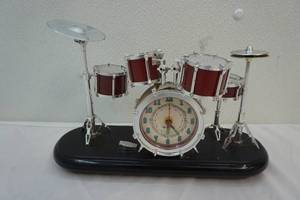 lot 132 image: quartz clock