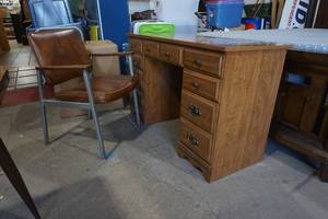 lot 213 image: home office desk