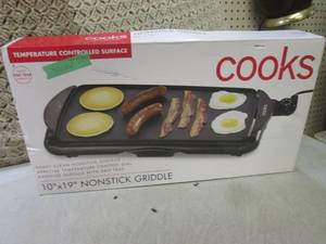 lot 262 image: (EW2) 10 x 19 Nonstick Griddle Ne...