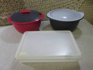 lot 16 image: (F-1) Tupperware ContainersBowls w...