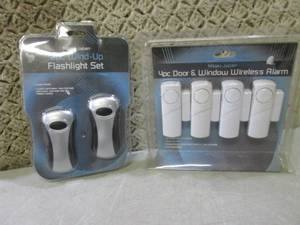 lot 29 image: (CSB) 2pc Wind-Up Flashlight Kit an...