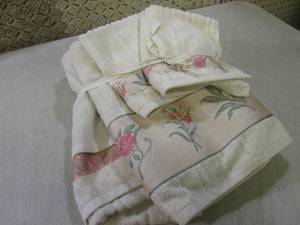 lot 35 image: (BSB) 2 Bath Towels 2 Wahcloths...