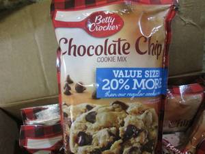 lot 41 image: (B-1) 10 Pouches Betty Crocker Choc...