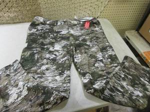 lot 73 image: (CSB) Pair of Mens Huntworth Camo ...