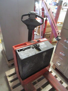 Toyota 4,500lb Electric Pallet Jack (needs batteries)