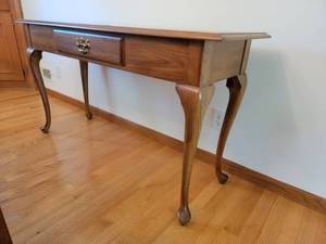 lot 08 image: Beautiful Thomasville Impressions SideFoyer Table
