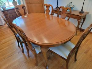 lot 07 image: Beautiful Dining Room Set- 67-104 Banquet Table with 6 Chairs