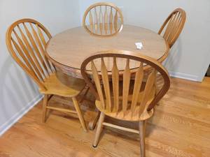 lot 58 image: Lovely 41 Kitchen Table and 4 Chairs