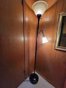 lot 40 image: Elegant 71 Floor Lamp