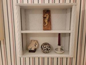 lot 99 image: Vintage Bathroom Shelf Complete with Decor